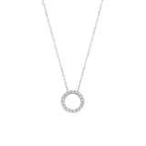 Dit sprankelende collier van 14k witgoud heeft een ronde hanger met zirkonia’s. 
Door de bevestiging ligt de hanger met een doorsnede van 7,3 mm altijd plat op de hals. 
Het collier heeft een lengte van 42 cm en is mooi alleen te dragen of in combinatie met andere sieraden uit onze collectie.