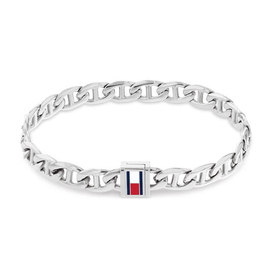 Tommy Hilfiger Jewels TJ2790645S Armband Heren Staal 17,5cm
Deze armband van Tommy Hilfiger uit de jewelry serie Oceanic met nr: TJ2790645S is een stijlvol model, een musthave voor je Tommy collectie. De stalen glanzende heren armband heeft een marine schakel en een strakke magneetsluiting met emaille logo, is 7mm en heeft een lengte van 17,5cm. Ook leuk te combineren met andere armbanden en sieraden van Tommy Hilfiger.

Het merk:
Tommy Hilfiger is wereldwijd één van de grootste designer lifestyle merken en is internationaal bekend om haar classic American cool stijl. De sieraden zijn voor dames en heren met een eigen stijl, die niet bang zijn om dit aan de wereld te laten zien.

Specificaties:
- Armband
- Materiaal: Staal
- Lengte 17,5cm
- Heren sieraad