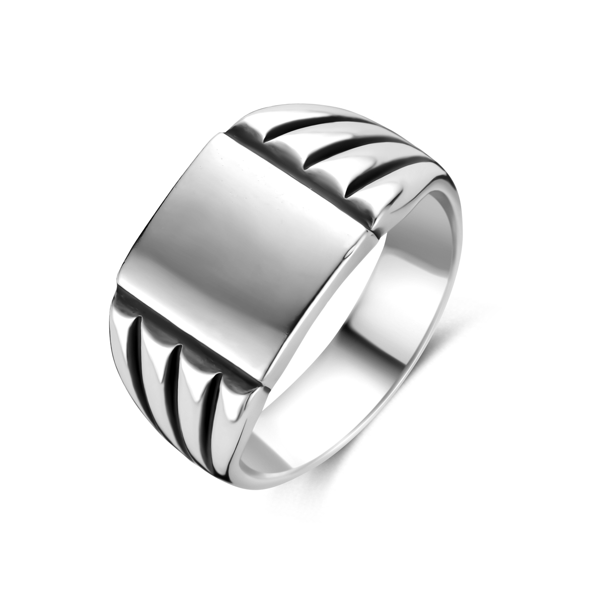Geoxideerd 925 zilveren graveerring. De ring heeft een afmeting van 13x11.5mm.