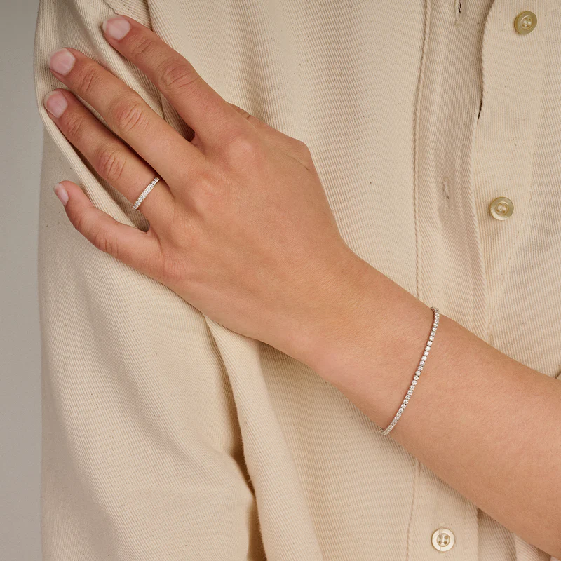 Deze Blush ring is een elegante ring van 14 karaat geelgoud met 0,28 karaat lab diamant in pavé-zetting. Diameter: ⌀ 2.5 mm.