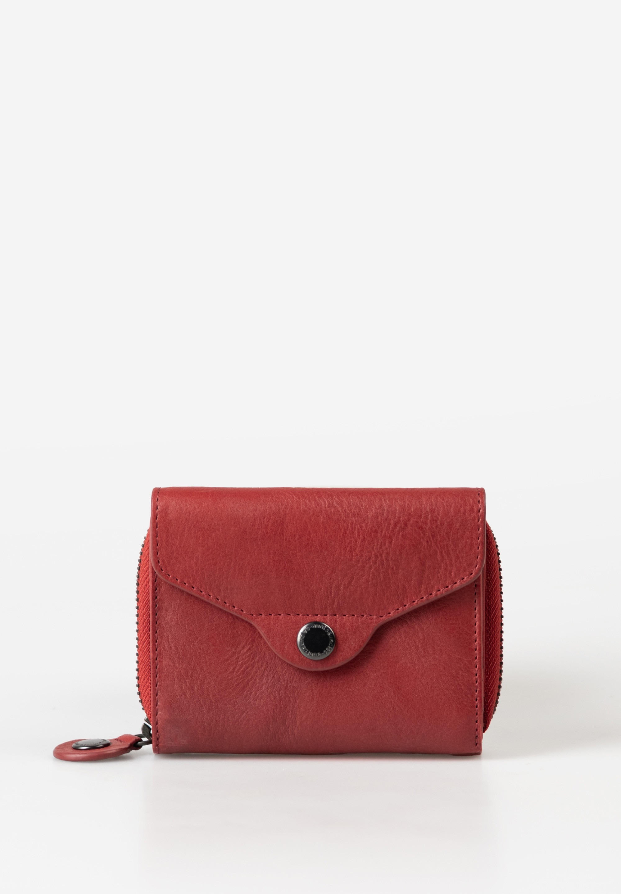 JUDY – Compacte Damesportemonnee van Duurzaam Leer (Intense Rust)

Judy is een elegante, compacte leren damesportemonnee uit de populaire Grandma’s Luxury Club-collectie van Aunts & Uncles. Perfect voor wie een klein formaat waardeert, maar geen concessies wil doen aan functionaliteit.
Deze stijlvolle portemonnee is vervaardigd van hoogwaardig, duurzaam gelooid premium leer en combineert tijdloos design met slimme indeling. Judy beschikt over een tweedelige structuur, waaronder een opklapbaar vak met drukknoopsluiting en een apart vak met rondomlopende ritssluiting. Aan de achterkant bevindt zich een extra smal steekvak – ideaal voor snel toegankelijke items zoals OV-chipkaarten of bonnetjes.

Dankzij de geïntegreerde RFID-bescherming zijn je betaalkaarten en persoonsgegevens optimaal beschermd tegen ongewenste scans en datadiefstal.

Belangrijkste Kenmerken
Tweedelige leren portemonnee
Opklapbaar vak met overslag en drukknoop
Groot vak met rondomlopende ritssluiting
Onderverdeeld muntgeldvak
7 kaartsleuven voor bankpassen en creditcards
2 extra steekvakken
Biljetvak voor briefgeld
Smal achtervak voor snelle toegang
Gestreepte katoenen voering
RFID-bescherming tegen skimmen
Compact en lichtgewicht ontwerp
Specificaties
Kleur: Intense Rust (roestrood)
Afmetingen (b x d x h): ca. 10,5 x 2,5 x 8,5 cm
Materiaal: Duurzaam gelooid premium rundleer
Collectie: Grandma’s Luxury Club
Categorie: Compacte portemonnee dames / RFID portemonnee leer / Kleine leren portemonnee