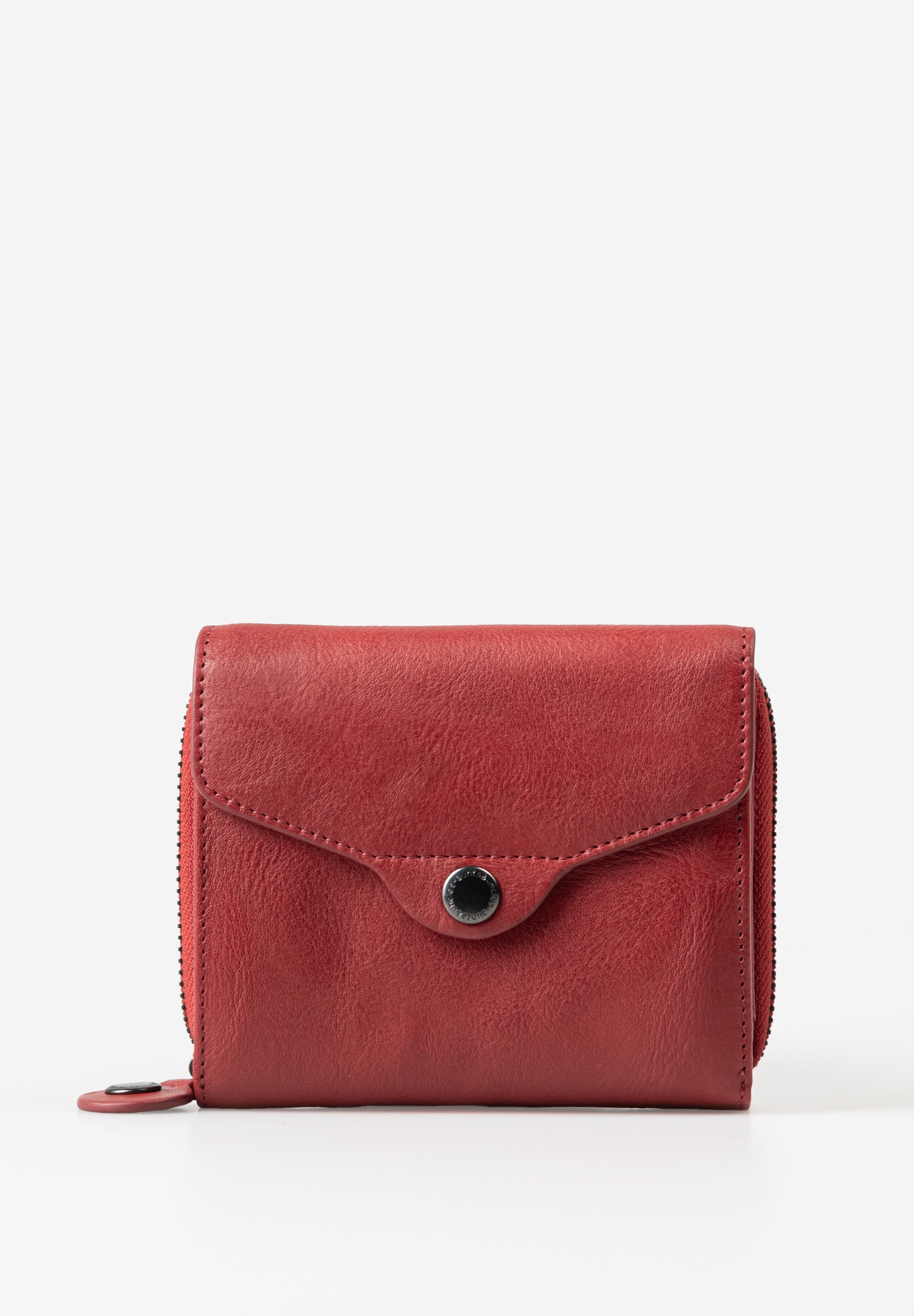 Beschrijving
Lesley is de grotere variant van onze populaire Judy-portemonnee en een perfecte keuze voor wie meer opbergruimte zoekt in een compacte, stijlvolle vorm. Deze grote leren damesportemonnee uit de Grandma’s Luxury Club-collectie van Aunts & Uncles is gemaakt van duurzaam gelooid premium leer met oog voor detail en functionaliteit.
Lesley beschikt over twee ruime hoofdcompartimenten: een opklapbaar vak met drukknoopsluiting en een extra vak met een rondomlopende ritssluiting. Binnenin biedt deze portemonnee 12 kaartsleuven, 5 grote steekvakken (waarvan één transparant – ideaal voor ID-kaarten of foto's), een onderverdeeld muntvak, én een onderverdeeld vak voor papiergeld.

Zowel binnenin als aan de achterkant vind je handige extra ritsvakken voor kleingeld of kleine items. De ingebouwde RFID-bescherming zorgt ervoor dat je kaarten veilig zijn tegen skimmen en datadiefstal.

Belangrijkste Kenmerken
Grote, tweedelige leren portemonnee
Opklapbaar hoofdvak met overslag en drukknoop
Extra vak met rondomlopende ritssluiting
12 kaartsleuven
5 grote steekvakken, waarvan 1 transparant
Onderverdeeld muntgeldvak
Onderverdeeld biljetvak
Klein ritsvak aan de binnenkant
Extra ritsvak aan de achterkant
Gestreepte katoenen voering
RFID-bescherming tegen ongewenste datascans
Gemaakt van duurzaam gelooid premium rundleer

Specificaties
Kleur: Intense Rust (roestrood)
Afmetingen (b x d x h): ca. 12 x 3 x 10 cm
Materiaal: Duurzaam gelooid premium leer
Collectie: Grandma’s Luxury Club
Categorie: Grote damesportemonnee leer / RFID portemonnee groot / Premium leren portemonnee
