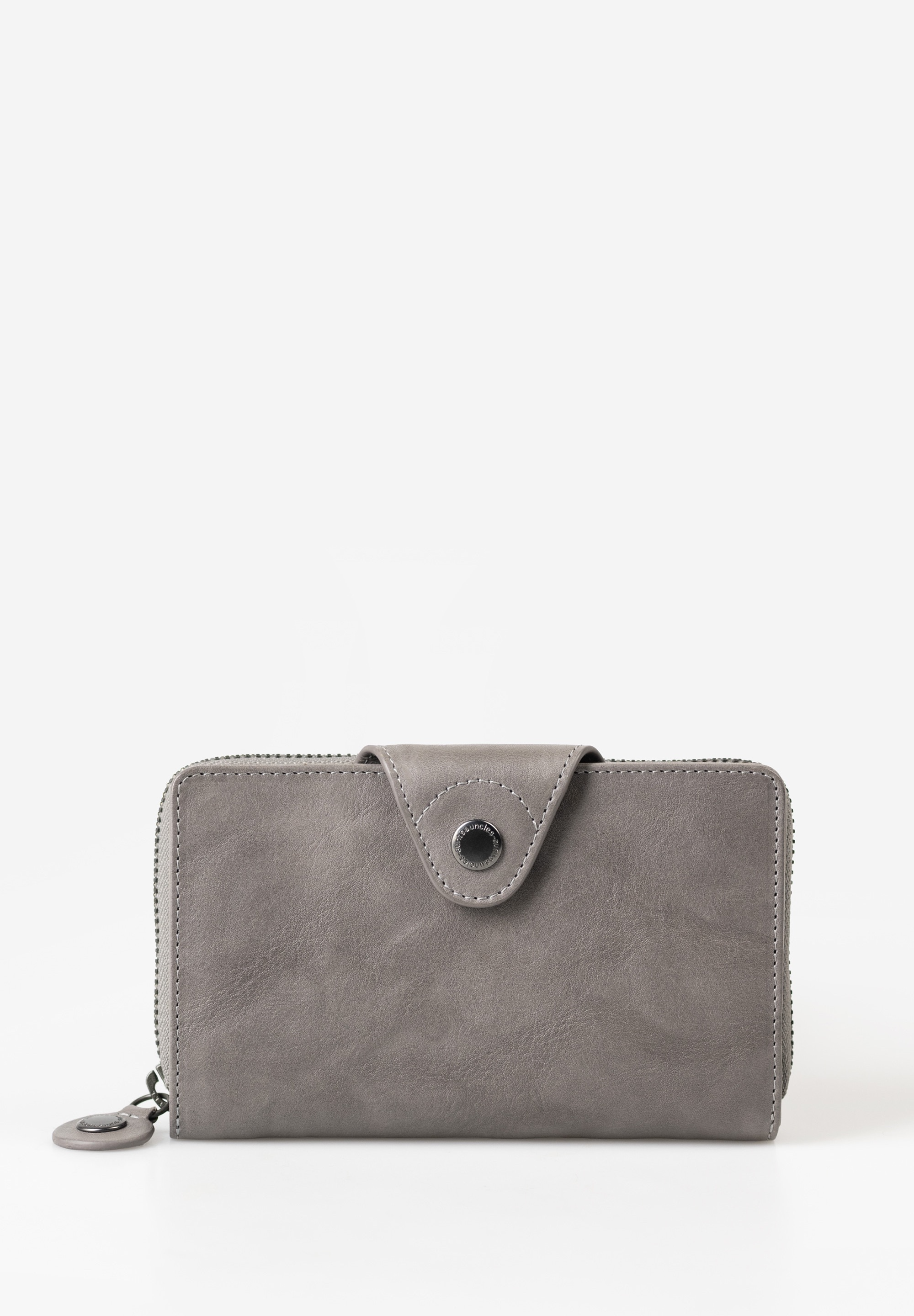 Beschrijving
Francis is de grootste portemonnee uit de populaire Grandma’s Luxury Club-collectie van Aunts & Uncles – perfect voor wie extra veel opbergruimte wil in een hoogwaardige, stijlvolle uitvoering.
Deze extra grote damesportemonnee is vervaardigd van duurzaam gelooid premium leer en combineert een verfijnd uiterlijk met slimme functionaliteit. Francis beschikt over twee ruime hoofdvakken: een opklapbaar vak met een leren lus en drukknoopsluiting, en een tweede vak met een rondomlopende ritssluiting.

Binnenin vind je maar liefst 14 kaartsleuven (inclusief één transparant vak), vier grote steekvakken, een groot ritsvak, een biljetvak én twee extra grote vakken voor bonnen, documenten of briefgeld. Aan de achterkant bevindt zich een handig muntvak met ritssluiting.

De geïntegreerde RFID-bescherming zorgt ervoor dat je persoonlijke gegevens veilig zijn tegen ongewenste scans en skimming.

Belangrijkste Kenmerken
Tweedelige, extra grote leren portemonnee
Opklapbaar vak met leren lus en drukknoop
Extra vak met rondomlopende ritssluiting
14 kaartsleuven, waaronder 1 transparant vak
4 grote steekvakken
Groot biljetvak
Groot intern ritsvak
2 extra grote vakken voor bonnen of documenten
Muntgeldvak met ritssluiting aan de achterkant
Gestreepte katoenen voering
RFID-bescherming tegen datadiefstal
Gemaakt van duurzaam gelooid premium leer
Specificaties
Kleur: Kelp Forest (groentint)
Afmetingen (b x d x h): ca. 15 x 2,5 x 9,5 cm
Materiaal: Duurzaam gelooid premium leer
Collectie: Grandma’s Luxury Club
Categorie: Extra grote leren damesportemonnee / RFID portemonnee leer / Portemonnee met veel pasjesvakken
