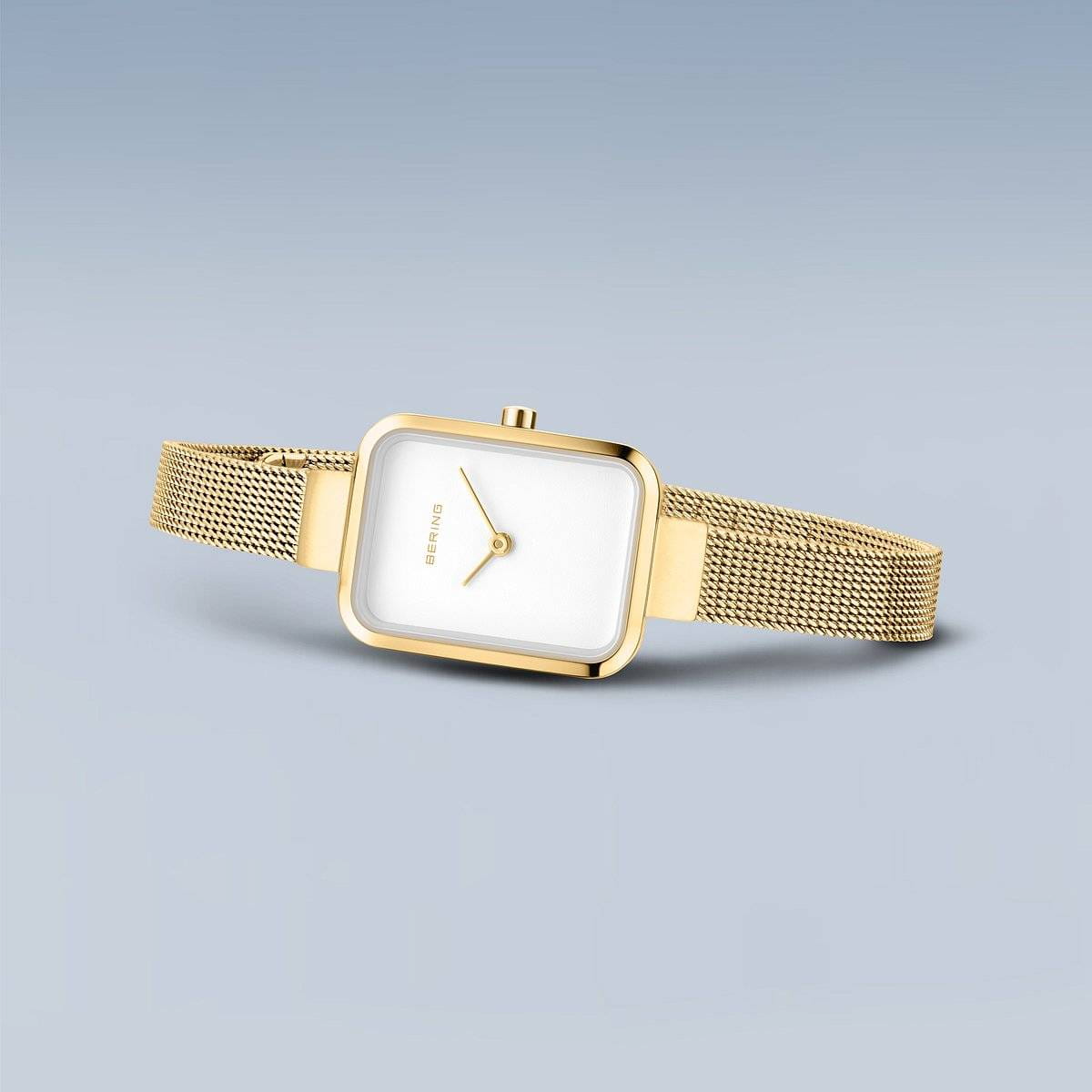  Klassiek, puristisch en toch spannend. Perfect stijlvol samen met contemporain  minimalisme. De CLASSIC-COLLECTIE is geïnspireerd op Deens design en staat voor unieke horloges die je dagelijkse stijl perfect accentueren.    Zeer hard kristalhelder en krasvast saffierglas zorgt dat de prachtige wijzerplaat duidelijk zichtbaar is. 