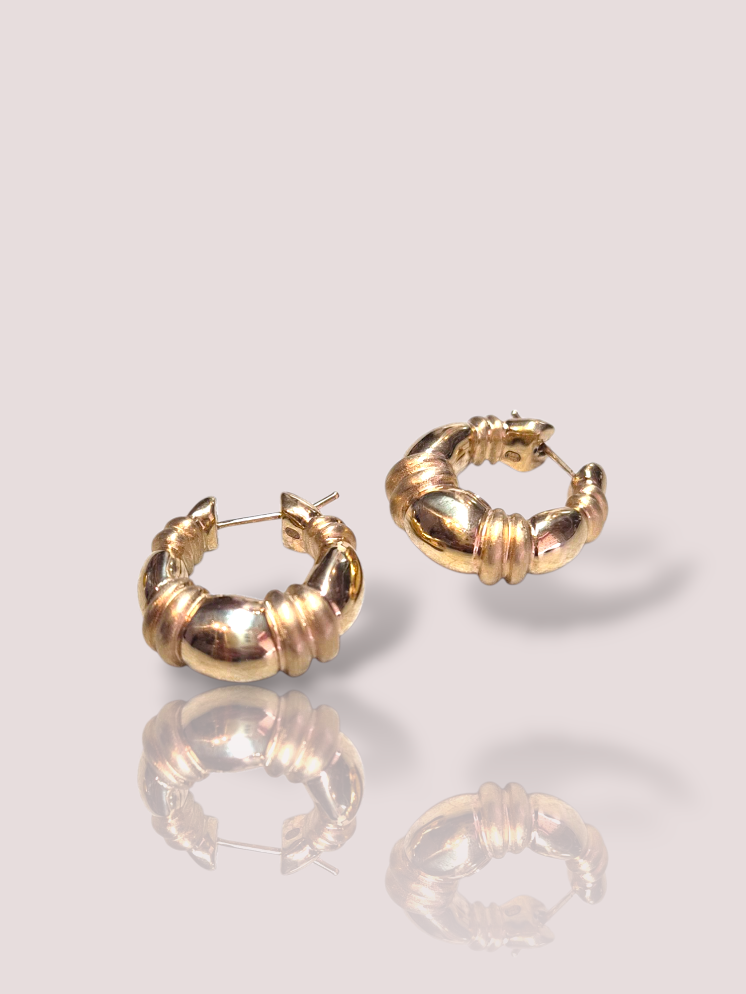 Deze vintage 18k geel gouden croissant oorringen zijn prachtige creolen die elegantie en stijl uitstralen. Deze juwelen geven een klassieke touch aan elke outfit. Draag ze met opgestoken haar of een chique avondjurk om hun schoonheid te benadrukken. Perfect voor zowel alledaagse gelegenheden als speciale evenementen. Ontdek tijdloze allure met deze unieke oorbellen.

De oorbellen hebben een diameter van 2,4 cm en de ringen zijn op het breedste punt 1 cm. Doordat de oorbellen hol zijn hangen ze prachtig aan de oorlellen zonder te zwaar te zijn.