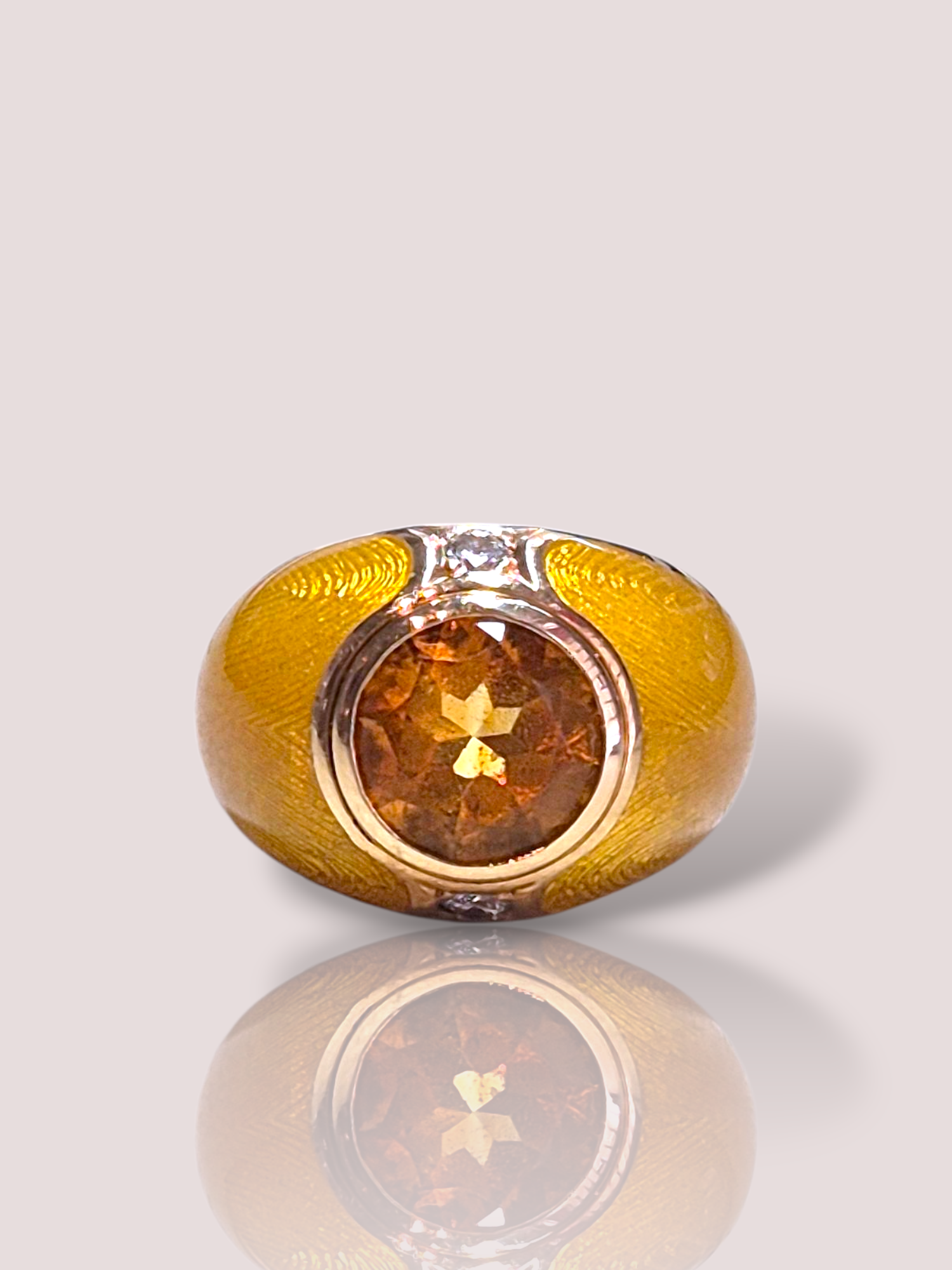 Deze Vintage 18k geelgouden Bombe ring straalt elegantie uit met een schitterende citriensteen en verfijnde emaille details in geel uitgevoerd. De ring bevat daarnaast 2 prachtige witte briljant geslepen diamanten van elk 0,07ct.  

Perfect te combineren met zowel casual als formele outfits, voegt deze ring een vleugje luxe toe aan elke look. Ideaal voor speciale gelegenheden of als statement piece voor dagelijks gebruik. Een must-have voor elke sieradenliefhebber.
