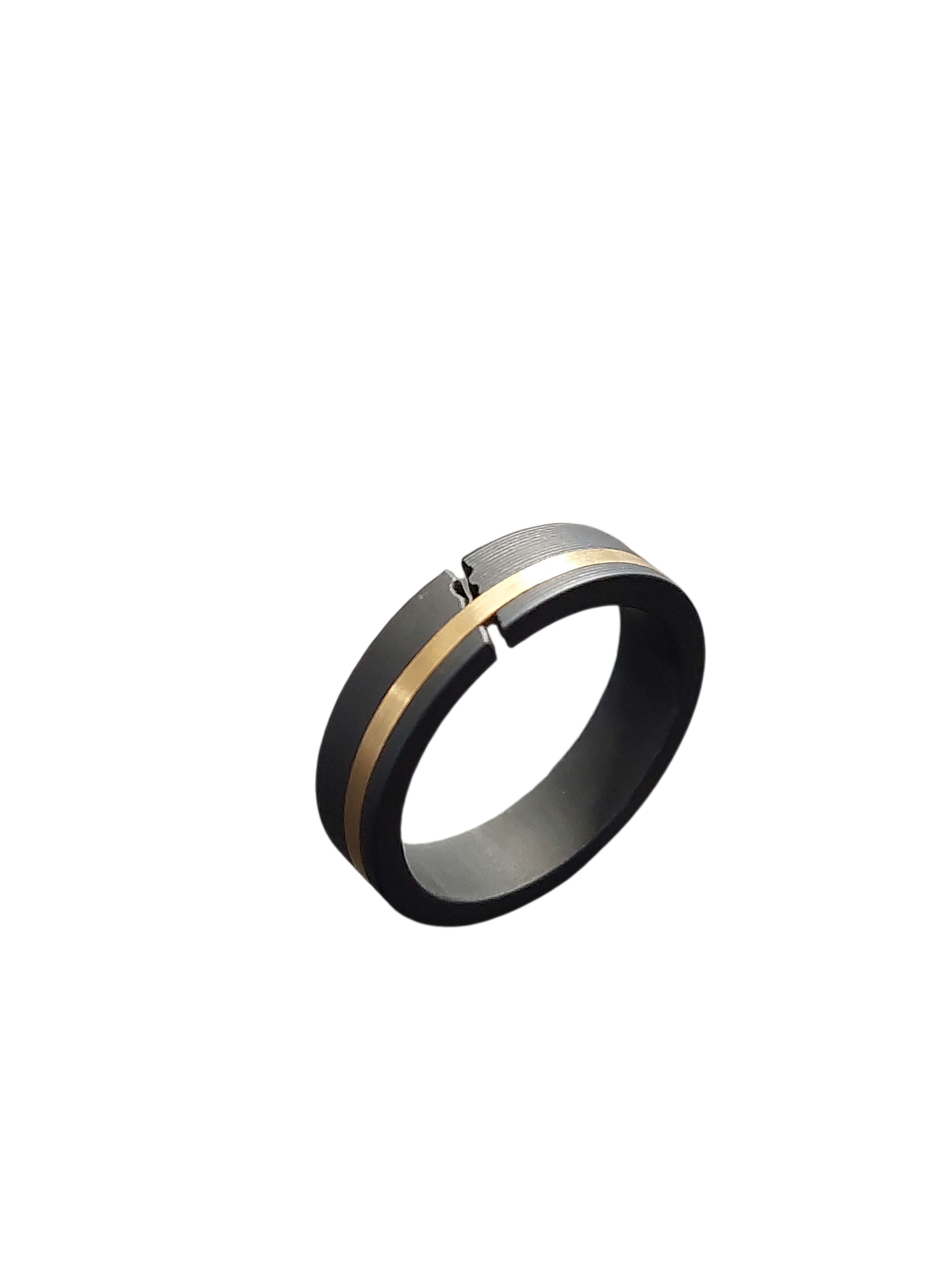 Ring edelstaal (zwart) met 18 krt geelgouden band 5 mm breed