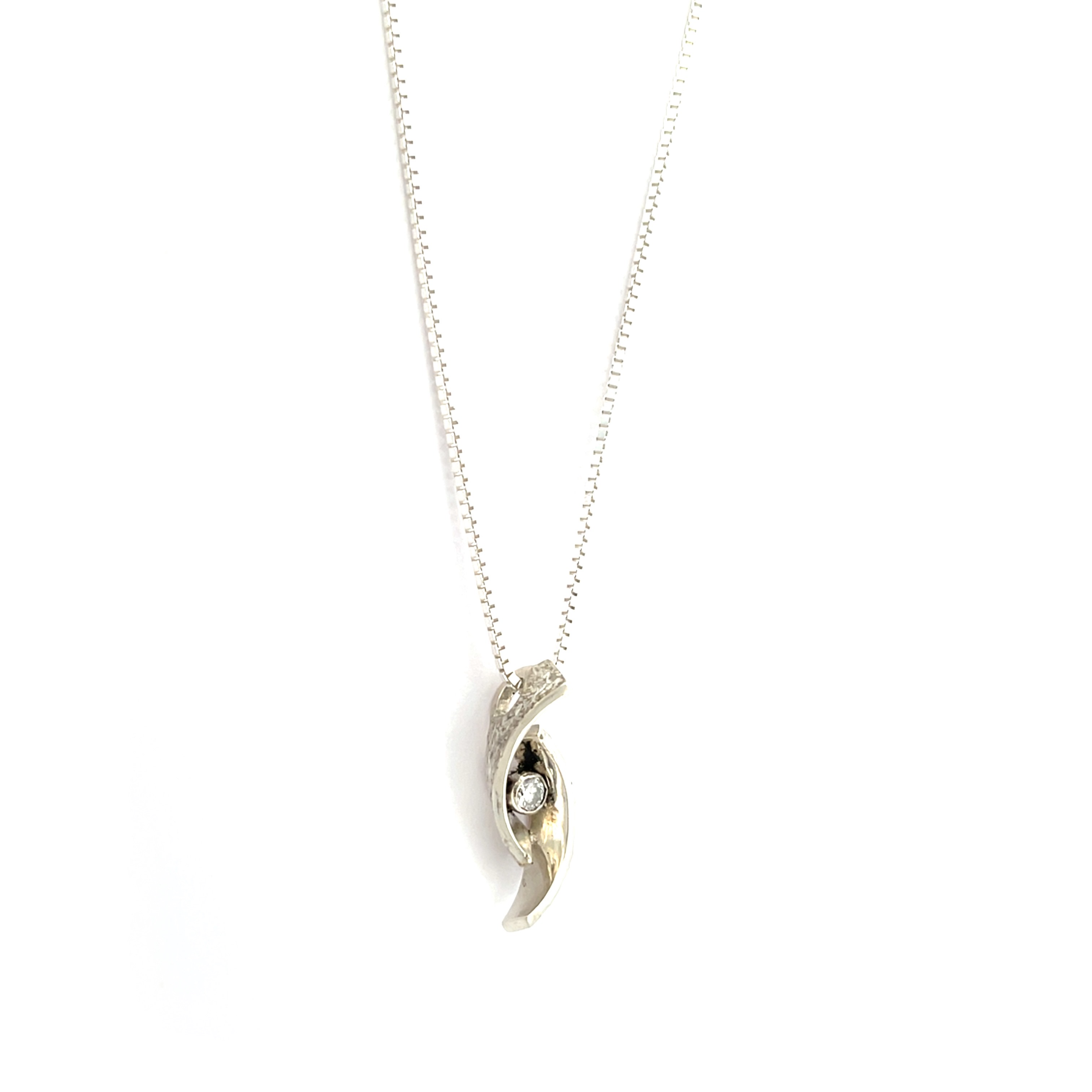 Een prachtige hanger uit 2 delen die samen de edelsteen omarmen.

Deze hanger wordt los verkocht maar we adviseren haar met een bijpassende ketting/spang van zilver met een lengte van 45cm.

Maak een afspraak en kom deze sierlijke hanger eens passen! Of bestel haar gelijk, dan sturen we deze mooi verpakt naar je toe.