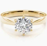 De Blush Ring LG Diamonds, is een elegante en verfijnde ring met een schitterende diamantzetting. Deze prachtige ring is perfect voor speciale gelegenheden en kan zowel afzonderlijk als in combinatie met andere sieraden gedragen worden. Draag hem aan je ringvinger voor een klassieke uitstraling of combineer met andere ringen voor een trendy look.