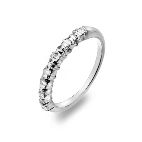 Zilveren ring 'By the Shore' bezet met een diamantje, Hot Diamonds in geschenkverpakking. Stevige 1 gehalte zilveren ring, 3 mm breed.

Dr155 Hot Diamonds ring by the shore
