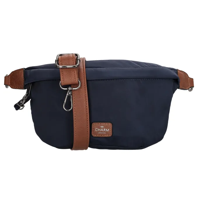 De Charm London Buckingham Heuptas is een veelzijdige en stijlvolle tas die je zowel als heuptas als crossbody kunt dragen. Ideaal voor onderweg, festivals of een dagje uit waarbij je je handen vrij wilt houden.

De tas sluit met een hoofdrits die je extra veilig kunt vastzetten met een haakje. Aan de binnenkant zit een ritsvak om kleine essentials overzichtelijk op te bergen, en aan de achterkant bevindt zich nog een extra ritsvak voor spullen die je snel bij de hand wilt hebben.

Kenmerken:


Te dragen als heuptas of crossbody

Hoofdrits met haakje voor extra veiligheid

Ritsvak aan de binnenkant

Extra ritsvak aan de achterkant