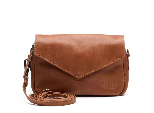 Ga stijlvol op pad met de Rio Romy schoudertas, een elegante leren tas voor dames die houdt van klasse en functionaliteit. Met haar opvallende envelopflap, stevige afwerking en duurzame materialen is dit een perfecte daily essential – compact, maar verrassend ruim.

Waarom jij de Rio Romy wilt hebben
✔ Veilig & stijlvol afsluitbaar
De tas sluit met een envelopflap voorzien van magneetsluiting, én een ritssluiting onder de flap voor extra veiligheid. Ideaal voor het beschermen van je kostbare items tijdens het reizen, winkelen of uitgaan.

✔ Slimme opbergruimte
Binnenin vind je een extra zijvak met rits, perfect voor het opbergen van pasjes, sleutels of muntgeld – zodat je alles overzichtelijk bij de hand hebt.

✔ Comfortabel & veelzijdig draagbaar
Voorzien van een lange, verstelbare en afneembare schouderband, waardoor je de tas zowel crossbody als over één schouder kunt dragen – net wat jij prettig vindt.

✔ Duurzaam vakmanschap
De Rio Romy maakt deel uit van de Firm Ox Bags serie: een collectie tassen van hoogwaardig volnerf leer, plantaardig gelooid en gekleurd zonder schadelijke stoffen. Stevig, soepel en verantwoord geproduceerd.

Details

Afmetingen: 21 × 14 × 4 cm

Materiaal: Volnerf leer, plantaardig gelooid

Indeling: Hoofdvak met rits + binnenritsvak

Sluiting: Envelopflap met magneet + ritssluiting

Draagopties: Crossbody of schoudertas (band afneembaar & verstelbaar)