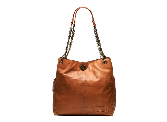 Maak je look compleet met onze stijlvolle, opvallende Chain Fashion Bag schoudertas met schakels van antique brass.

Deze schoudertas valt op door de antique brass schakel-schouderbanden, met draaisluiting. Wil je eens iets anders dan antique brass? De schoudertas wordt geleverd met twee extra effen leren schouderbanden, zodat je kunt wisselen!

De schoudertas met ketting bestaat uit drie hoofdvakken, waarvan de middelste afsluitbaar is. Het achterste vak heeft een zijvak met rits en in het voorste gedeelte zit een insteekvak voor je telefoon.

Onze Chain Fashion Bag is onderdeel van de “firm ox bags” serie. Deze schoudertassen kenmerken zich door volnerf: dit is een stevig en tegelijkertijd soepel leer. Onze schoudertassen worden met zorg op een plantaardige manier gelooid en gekleurd, zonder het gebruik van schadelijke stoffen.

SIZE: 32 x 30 x 12 cm