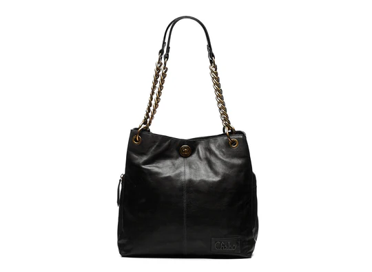 Maak je look compleet met onze stijlvolle, opvallende Chain Fashion Bag schoudertas met schakels van antique brass.

Deze schoudertas valt op door de antique brass schakel-schouderbanden, met draaisluiting. Wil je eens iets anders dan antique brass? De schoudertas wordt geleverd met twee extra effen leren schouderbanden, zodat je kunt wisselen!

De schoudertas met ketting bestaat uit drie hoofdvakken, waarvan de middelste afsluitbaar is. Het achterste vak heeft een zijvak met rits en in het voorste gedeelte zit een insteekvak voor je telefoon.

Onze Chain Fashion Bag is onderdeel van de “firm ox bags” serie. Deze schoudertassen kenmerken zich door volnerf: dit is een stevig en tegelijkertijd soepel leer. Onze schoudertassen worden met zorg op een plantaardige manier gelooid en gekleurd, zonder het gebruik van schadelijke stoffen.

SIZE: 32 x 30 x 12 cm