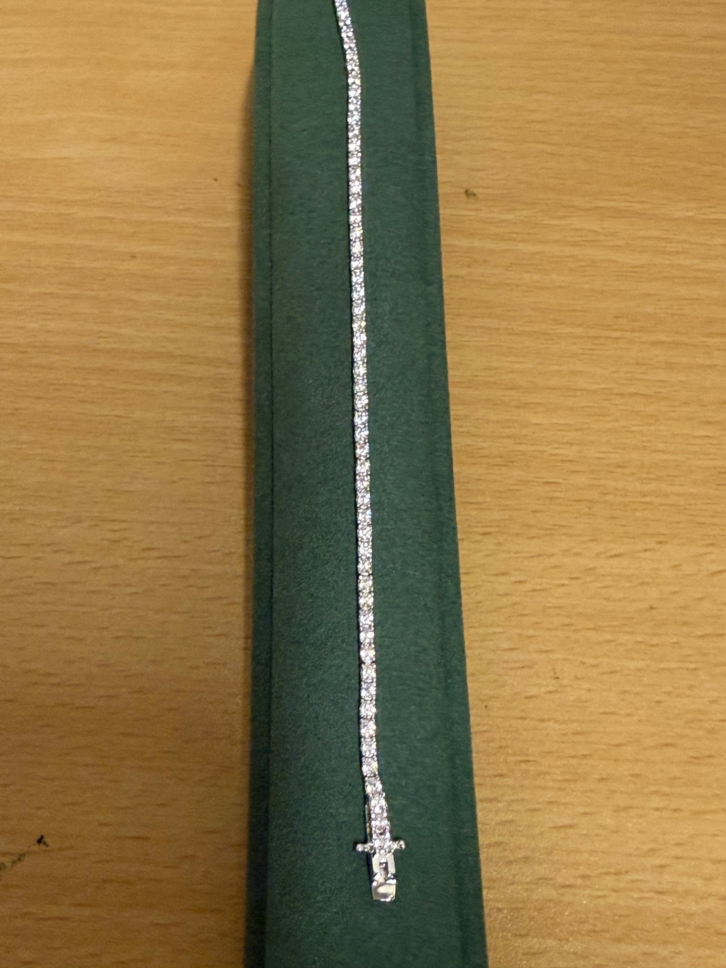 De BR16054-RH-WH18 is een fantasiearmband in de categorie sieraden. Deze prachtige armband past perfect bij elke outfit en voegt een uniek accent toe aan je stijl. Draag hem solo voor een subtiele look of combineer met andere sieraden voor een gedurfde statement. Een ideale keuze voor zowel dagelijkse als speciale gelegenheden.