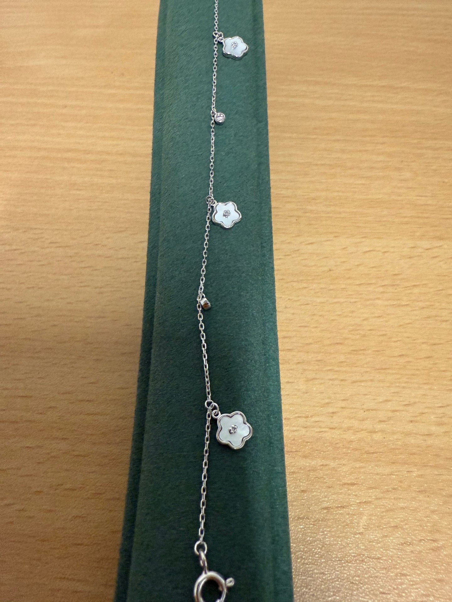 De BR11513-RWC19MP is een fantasiearmband van een niet-gespecificeerd merk. Deze unieke armband valt op door zijn gedurfde en artistieke ontwerp, perfect voor elke gelegenheid. Draag het als een statementstuk, alleen of gestapeld met andere armbanden voor een speelse look. Ideaal om een vleugje elegantie toe te voegen aan je dagelijkse outfit.