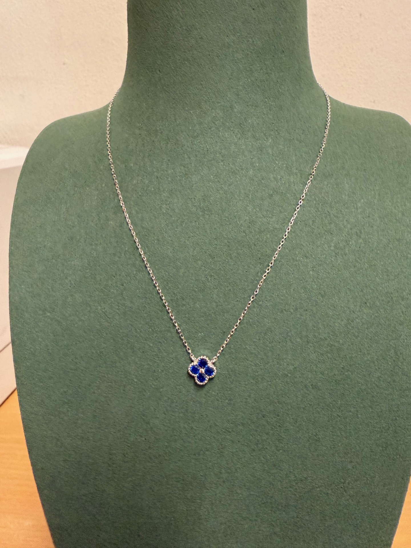 De CO10510-RSS45CZ is een elegant juweel, specifiek een ketting, ideaal voor stijlvolle gelegenheden. Draag het over een effen blouse of jurk om de schittering te benadrukken. Perfect als statement piece of in combinatie met andere sieraden voor een gelaagde look. Voeg een vleugje verfijning toe aan elke outfit met dit prachtige sieraad.