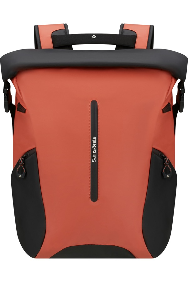 Over deze collectie – Ecodiver
De Ecodiver-collectie zet een nieuwe standaard in casual en outdoor rugtassen.
Deze rolltop staat voor functionaliteit, stijl en duurzaamheid, ontworpen met oog voor veiligheid en comfort.
Met het gebruik van gerecycleerde materialen sluit deze collectie naadloos aan bij onze wereldwijde strategie Our Responsible Journey. De waterafstotende coating maakt Leo Ecodiver de ideale partner voor elk avontuur – of je nu door de stad struint of de natuur intrekt.

Belangrijkste kenmerken
♻ Met gerecycleerde materialen – onder andere gerecycled nylon en rPET van PET-flessen
 Waterbestendig – beschermt jouw spullen in alle weersomstandigheden
 Ergonomisch design – met verstelbare, comfortabele schouderriemen en sternum strap
Specificaties
Model: Rugzak
Kleur: Clay
Afmetingen: 49 × 38 × 15 cm (uitbreidbaar tot 64 × 38 × 15 cm)
Volume: 25 / 35 liter
Gewicht: 1 kg
Hoofdmateriaal: Nylon & polyester – 100% gerecycled nylon (industrieel afval) & gerecycled PET (flessen)
Laptopvak: Geschikt voor laptops tot 17.3"
Tabletvak: Geschikt voor tablets tot 10.5"
SKU: 152975-7060
Duurzamere eigenschappen
Buitenkant & binnenkant:
100% gerecycled nylon (industrieel afval) en rPET (huishoudelijk afval)
Minstens 95% van de binnenvoering en 90% van de rits gemaakt van rPET
Gebruik van rPET bespaart het equivalent van 13 PET-flessen (0,5 l) van de afvalberg
Extra details: Reflecterende elementen, geïntegreerd adreslabel, fleshouder, Smart Sleeve voor bevestiging aan trolley
Met Leo Ecodiver kies je niet alleen voor stijl en kwaliteit, maar draag je ook bij aan een schonere planeet. 