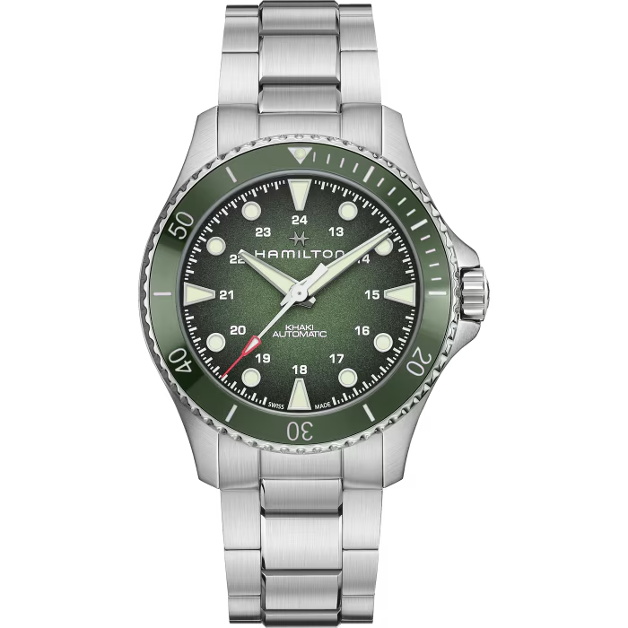 De Khaki Navy Scuba Automatic van 43 mm combineert een diepgroene keramische bezel met een bijpassende wijzerplaat met kleurverloop, in een kleurenpalet dat uiteenloopt van donkergroen tot bosgroen. Dit horloge, dat wordt aangestuurd door ons H-10 automatische uurwerk, is de perfecte keuze voor iedereen die houdt van functioneel én een mooie vormgeving. De aantrekkelijke en alomtegenwoordige groene kleurencombinatie geeft de Khaki Navy Scuba een extra opvallende touch. Tijdloos gezelschap voor elke uitdaging, van verkenningstochten onder water tot avonturen op het land.