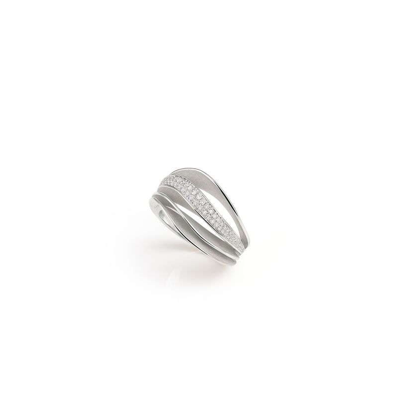 De Annamaria Cammilli Ring Velaa Pavé, modelnummer GAN3318W, is een prachtige ring die opvalt door zijn verfijnde pavézetting. Deze elegante sieraad is perfect voor elke gelegenheid. Draag hem solo voor een minimalistische look of combineer met andere ringen voor een trendy stapelstijl. Een must-have accessoire voor liefhebbers van elegante juwelen.