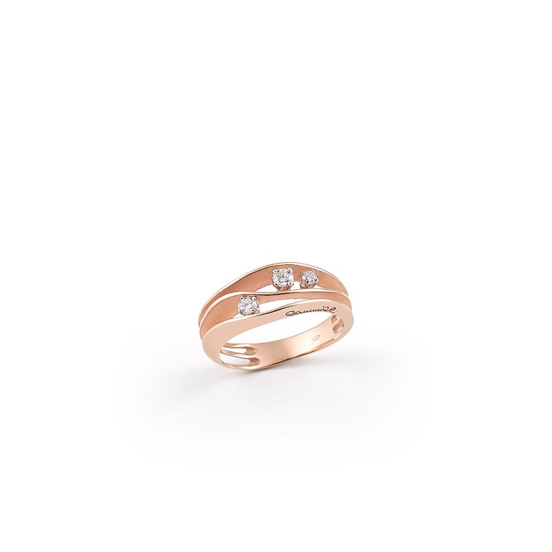 De Annamaria Cammilli Ring Dune met modelnummer GAN2662P is een verfijnd sieraad van een onbekend merk. Deze prachtige ring straalt elegantie uit en is perfect voor speciale gelegenheden. Draag de ring als een opvallend statement stuk of combineer het subtiel met andere sieraden voor een chique look. Een ideale toevoeging aan elke juwelenverzameling.