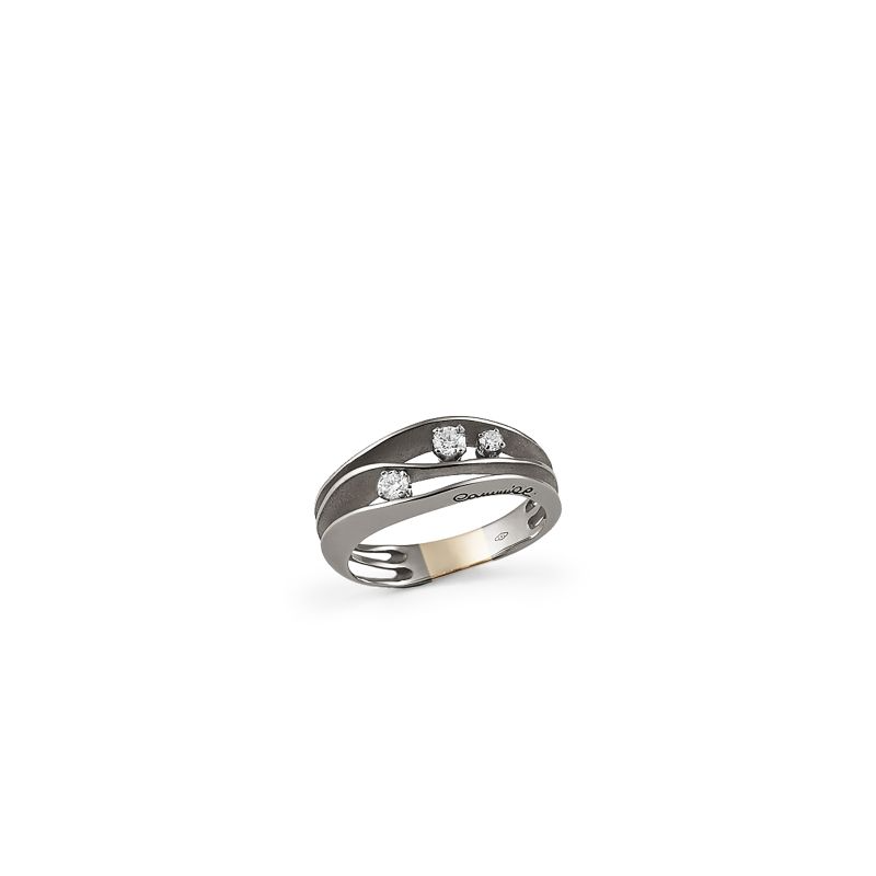 De Annamaria Cammilli Ring Dune met modelnummer GAN2662E is een prachtige ring uit de categorie "JEWEL". Deze unieke ring is een stijlvol modeaccessoire dat perfect is voor zowel alledaagse als speciale gelegenheden. Draag de ring als statement-piece om een verfijnde en elegante uitstraling te creëren. Combineer met andere sieraden voor een gelaagd effect.