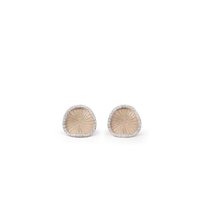 De Annamaria Cammilli Sultana oorbellen, modelnummer GOR3195N, zijn creolen gemaakt van 18-karaat goud in een elegante beige kleur. Ze hebben een totaal karaatgewicht van 0,14. Deze verfijnde oorbellen zijn perfect om een chique avondoutfit te complementeren of om een vleugje luxe toe te voegen aan je dagelijkse look.