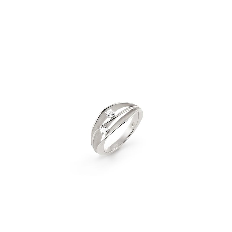 De Annamaria Cammilli Ring Dune, modelnummer GAN1941W, is een elegante ring van 18 karaat witgoud met een totale karaatgewicht van 0,14. Draag deze sierlijke ring als statement stuk voor formele gelegenheden of als verfijnd accent bij dagelijkse outfits voor een vleugje luxe. Een tijdloos en veelzijdig juweel voor elke sieradenliefhebber.