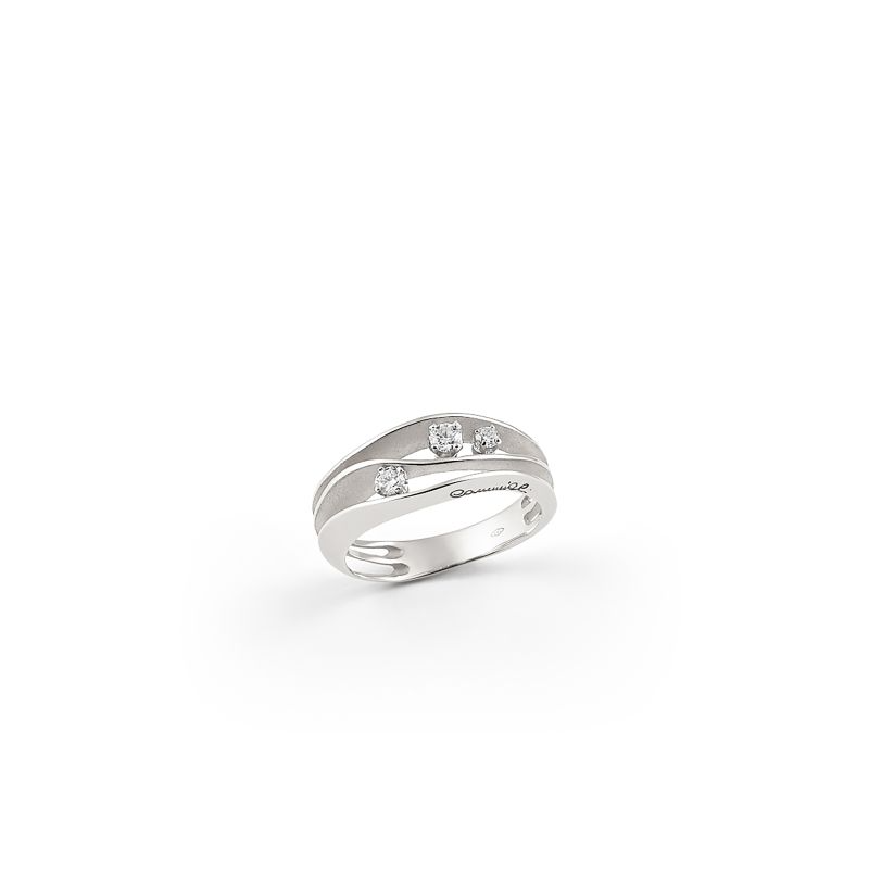 De Annamaria Cammilli Ring Dune, modelnummer GAN2662W, is een verbluffende witgouden ring van 18 karaat, bezet met een totaal karaatgewicht van 0,19. Draag deze elegante ring solo voor een subtiele, verfijnde look of combineer met andere ringen voor een gedurfde statement-stijl. Perfect voor elke gelegenheid, van dagelijkse draagbaarheid tot speciale gelegenheden.