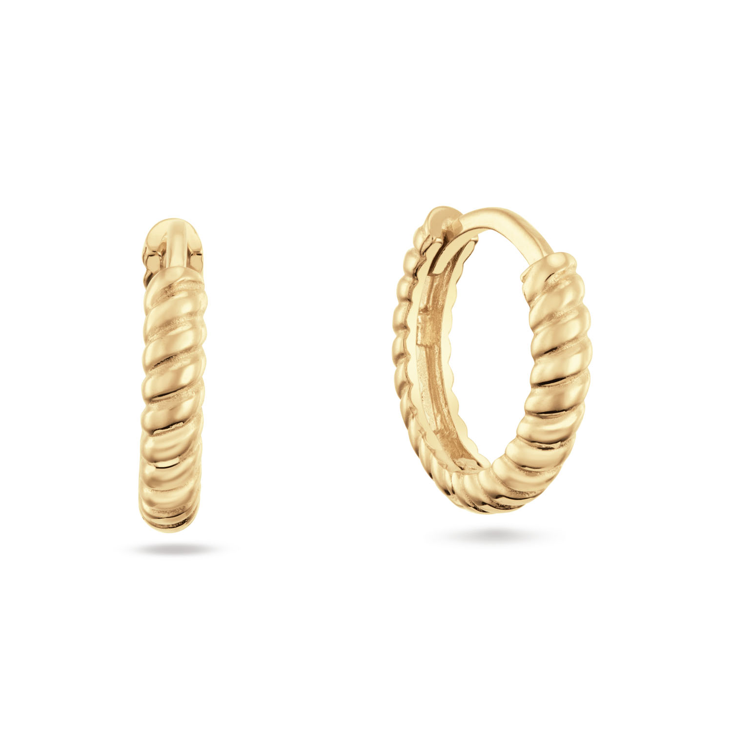 Stijlvol en tijdloos d&aacute;t zijn deze 14k gouden oorringen. De oorbellen hebben een gedraaid effect (twist) over gehele ring. Ze zijn gemakkelijk in,- en uit te doen door het klapmechanisme.

Hidden Gems of the Rivi&egrave;ra
Elke creatie in de Hidden Gems of the Rivi&egrave;ra collectie is een ode aan de onmiskenbare charme van de Rivi&egrave;ra. Handgemaakt van 14 karaat goud en verrijkt met echte edelstenen. De sieraden brengen de magische sfeer van de C&ocirc;te d'Azur tot leven in jouw look! 

Het merk 
Jackie is h&eacute;t 14 karaat gouden on trend sieradenmerk. De collecties zijn ge&iuml;nspireerd op de reizen die ik maak, van stedentrips tot exotische oorden. Elk gouden sieraad is helemaal van nu, handgemaakt door Europese goudsmeden en vervaardigd van overwegend gerecycled goud met echte edelstenen en zoetwaterparels. Elke collectie is dan ook met veel liefde en passie samengesteld. Mijn Jackie sieraden zijn de perfecte finishing touch voor iedere outfit!

Specificaties
- Hoops
- Materiaal: 14 Karaat - Geelgoud - 585
- Cap Ferrat Hoops
- Totale lengte: 10mm