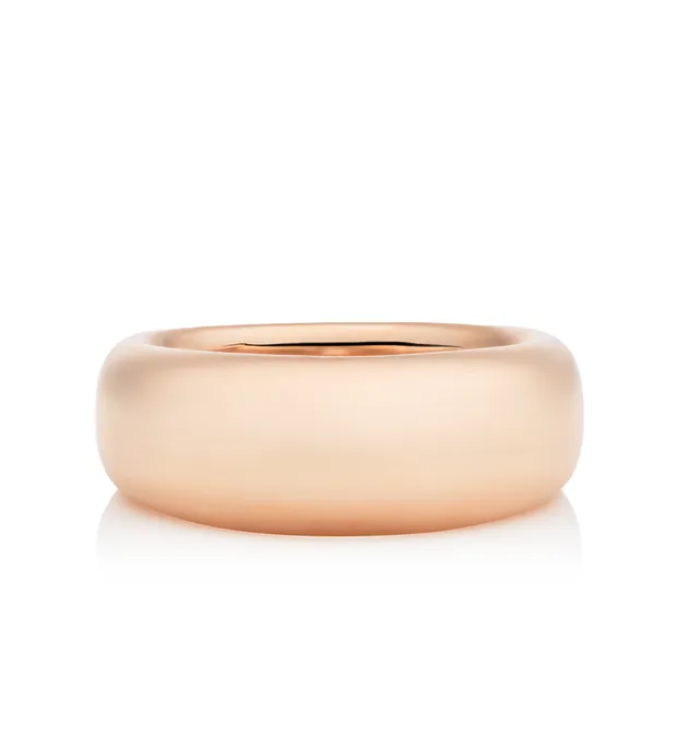 De Stax ring is een massief en brede ring van 18 karaats roségoud met een gepolijste afwerking, ontworpen voor comfort. Het referentienummer van deze ring is 8RR4935.