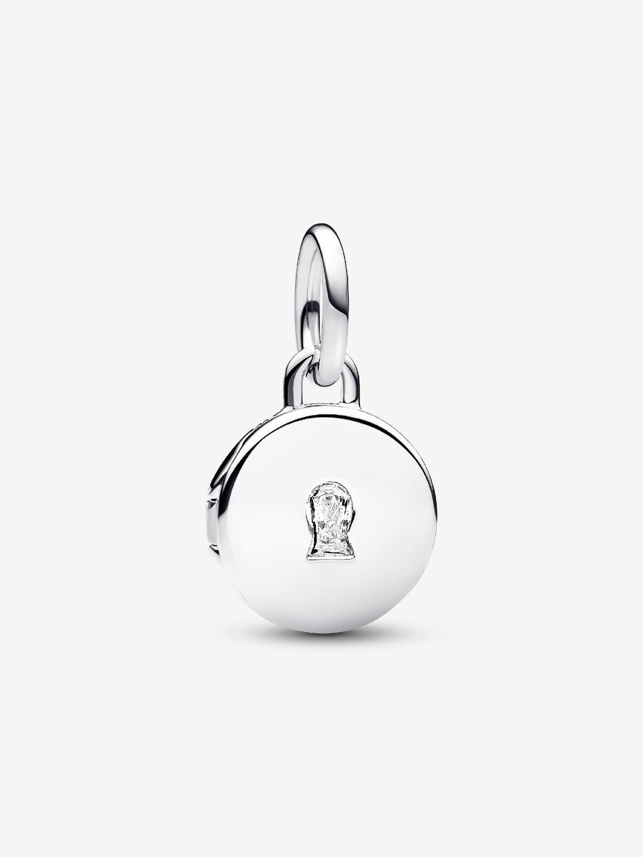 Met de hangende bedel liefdesmedaillon kun je je dierbaren altijd bij je dragen. Deze medaillonbedel is afgewerkt met een transparante zirkonia in de vorm van een sleutelgat. Hij opent en sluit veilig zodat