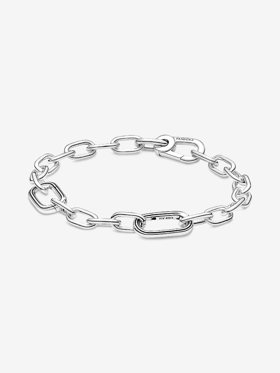 Jouw passie is de sterkste schakel. Onze sterlingzilveren Pandora ME-schakelarmband met kleine schakels biedt eindeloos veel stylingmogelijkheden. Het ontwerp bestaat uit twee schakels die kunnen worden geopend (deze zijn te herkennen aan een gegroefd oppervlak), een groepje van vier schakels tussen elke te openen schakel en een karabijnsluiting.