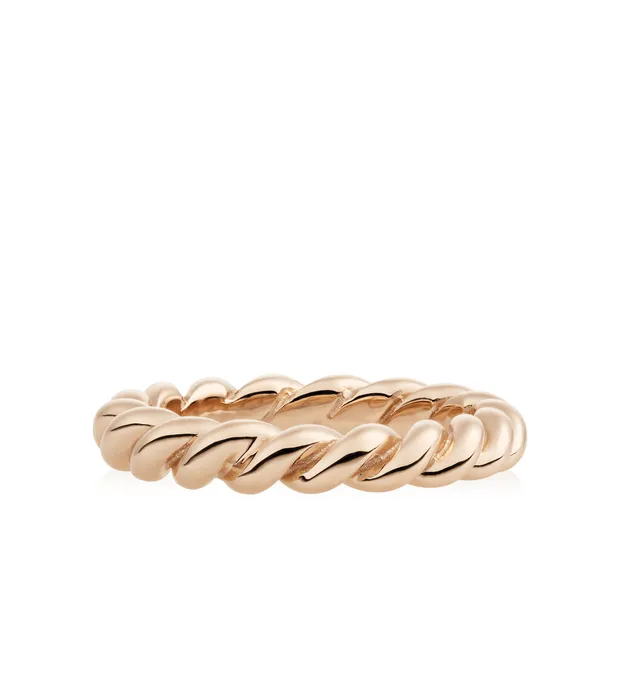 Deze verfijnde ring van 18 karaats roségoud is ontworpen met een elegant gedraaid kabelmotief, wat zorgt voor een tijdloze en vrouwelijke uitstraling. Het ontwerp is zowel subtiel als krachtig, ideaal om solo te dragen of te combineren met andere ringen. Deze uitvoering is bekend onder het referentienummer 8RR4629.