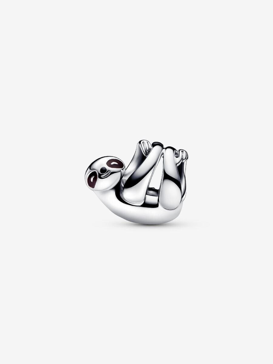 Vier een schattig en soulvol dier met de hangende luiaardbedel. Een sterlingzilveren luiaard is opgekruld alsof hij aan een tak hangt. Zijn hoofd leunt naar één kant met kleurrijke emaille details en gegroefde lijnen voor een realistische look. Op de rug van de luiaard staat de gegraveerde boodschap: 'Good things take time'. Combineer deze bedel met andere op dieren geïnspireerde ontwerpen als eerbetoon aan de vele verschillende persoonlijkheden in het dierenrijk, waaronder de ontspannen en langzaam bewegende aard van de luiaard.