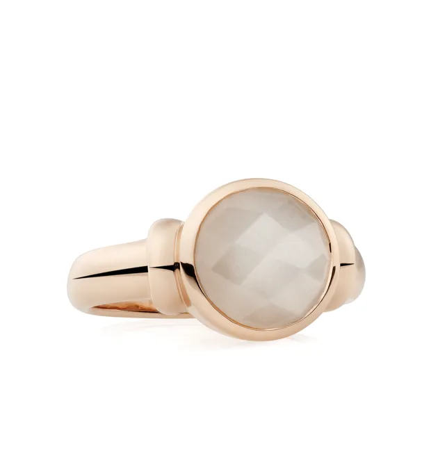 De Toujours Ajour ring van 18-karaats roségoud is gezet met een briolet geslepen witte maansteen en heeft een opengewerkt ajour-patroon dat zorgt voor subtiele lichtreflectie en een verfijnde uitstraling. Deze ring draagt het referentienummer 8RR4876MWB.