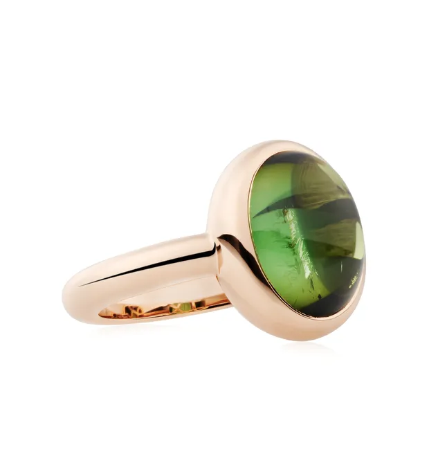 De Sushi ring is een verfijnde pinkring van 18 karaats roségoud, bezet met een heldergroene cabochon geslepen toermalijn. Het referentienummer van deze ring is 8RR4892GTC.