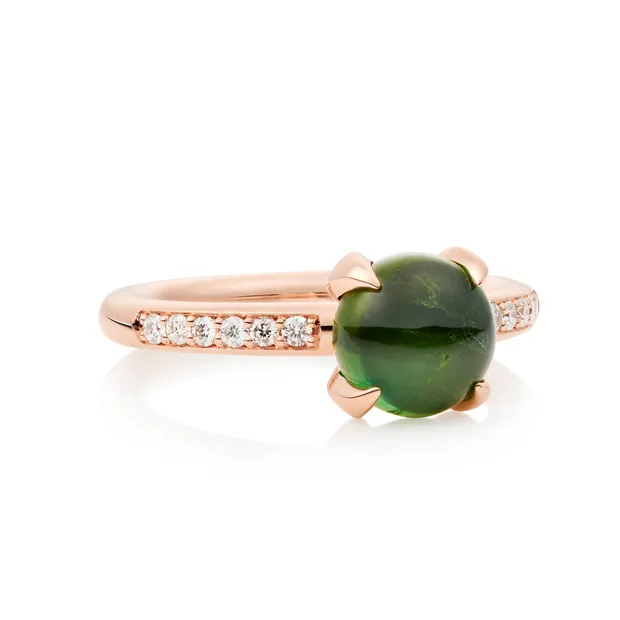 De Catch Ring van Bron is een elegante ring van 18 karaat roségoud, met een cabochon geslepen groene toermalijn en diamanten in de band, met als referentienummer 8RR4811GTCBR.