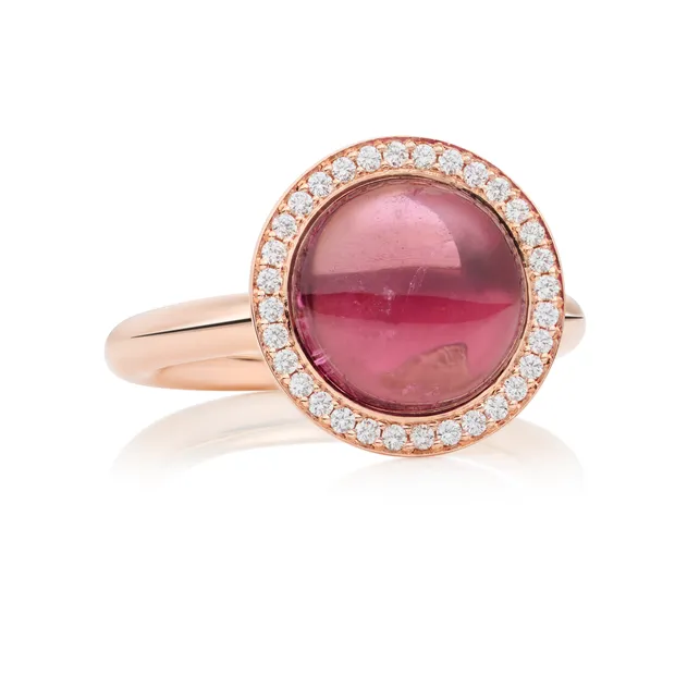 De Sushi ring is een verfijnde ring van 18 karaats roségoud, met een cabochon geslepen roze toermalijn en een ring van meerdere witte diamanten die de steen omarmen. Het referentienummer van deze ring is 8RR4925RTCBR.