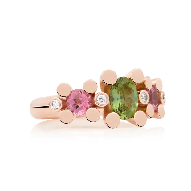 De Bron Phlox ring is vervaardigd uit 18 karaats roségoud, en schittert met een combinatie van groene en roze toermalijnen aangevuld met een subtiele diamant als accent. De ring straalt een speelse elegantie uit waarbij kleur en verfijning perfect samenkomen. Het referentienummer is 8RR4805GTRTBR.