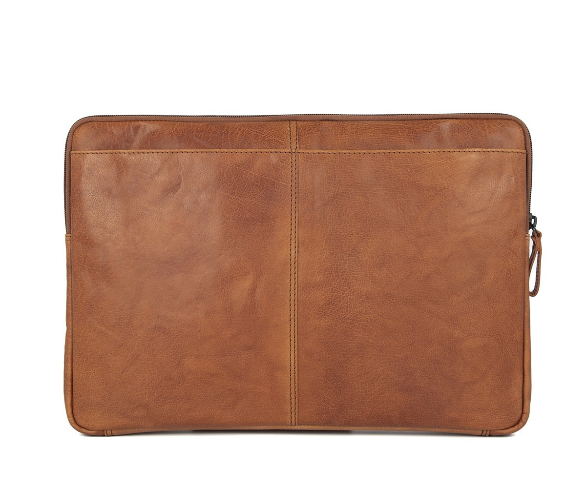 Spikes & Sparrow Leren Laptophouder – Yakima – Brandy
Artikelnummer: 38105100
Prijs: €99,95
Omschrijving:
Bescherm je laptop in stijl met de leren laptophoes Yakima van Spikes & Sparrow. Gemaakt van hoogwaardig Bron Bronco-leer, dat met de tijd alleen maar mooier wordt. De hoes ontwikkelt een unieke patina die het verhaal van jouw reizen en werkavonturen vertelt.

Deze zwarte laptophoes is geschikt voor laptops tot 12 inch en biedt niet alleen bescherming, maar ook een tijdloze uitstraling. Perfect voor wie houdt van functionaliteit én karakter.

Details:

Kleur: Brandy
Materiaal: Echt leer – Bron Bronco
Afmetingen: 32,5 × 2,5 × 25,5 cm
Laptopformaat: Tot 12″
Type: Laptophoes
Collectie: Yakima
