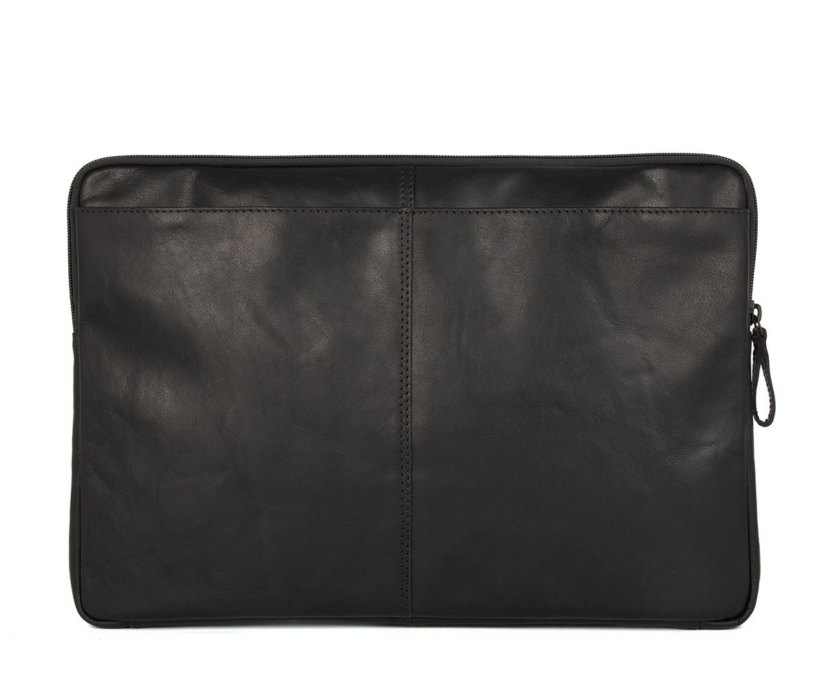 Spikes & Sparrow Leren Laptophouder – Yakima – Zwart
Artikelnummer: 38105100
Prijs: €99,95
Omschrijving:
Bescherm je laptop in stijl met de leren laptophoes Yakima van Spikes & Sparrow. Gemaakt van hoogwaardig Bron Bronco-leer, dat met de tijd alleen maar mooier wordt. De hoes ontwikkelt een unieke patina die het verhaal van jouw reizen en werkavonturen vertelt.

Deze zwarte laptophoes is geschikt voor laptops tot 12 inch en biedt niet alleen bescherming, maar ook een tijdloze uitstraling. Perfect voor wie houdt van functionaliteit én karakter.

Details:

Kleur: Zwart (ook verkrijgbaar in Donkerbruin en Brandy)
Materiaal: Echt leer – Bron Bronco
Afmetingen: 32,5 × 2,5 × 25,5 cm
Laptopformaat: Tot 12″
Type: Laptophoes
Collectie: Yakima
