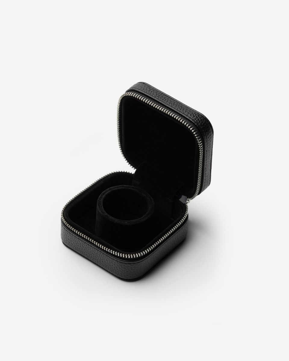 De Jewelry Travel Case Black Small is de perfecte compacte oplossing om je sieraden veilig en georganiseerd te bewaren tijdens het reizen. In het middencompartiment kun je ringen, oorbellen en hangers netjes opbergen, terwijl de ruimte eromheen ideaal is voor armbanden. De case is gemaakt van RCS-gecertificeerd gerecycled PU en heeft een zachte voering van GRS-gecertificeerd gerecycled polyester om je sieraden optimaal te beschermen. De duurzame sieradenetui is afgewerkt met een zilverkleurige BTB-ritssluiting en BUDDHATOBUDDHA logo’s die in reliëf zijn aangebracht.