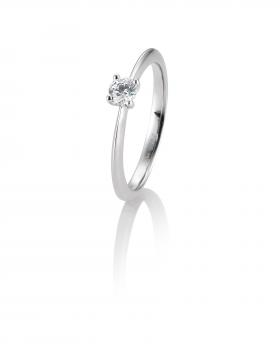 Elegante witgouden solitaire-ring (maat 57) met een briljant geslepen diamant van 0,25 ct. De verfijnde 4-krapzetting laat het daglicht sprankelen op de steen, zonder poespas. Gedragen bij elke gelegenheid, in klassieke eenvoud én met een subtiele glans die je elke keer weer doet kijken.