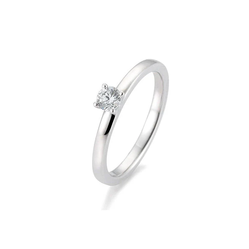 Elegante witgouden solitaire-ring (maat 56) met een sprinkeltje verfijning: een fonkelende diamant van 0,20 ct. De fijne 4-krapzetting geeft de steen een veilige én sierlijke omlijsting, waardoor hij subtiel schittert met elke beweging. Tijdloze eenvoud, met een koele glans die elke outfit – van alledaags tot feestelijk – moeiteloos veredelt.