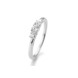 Elegante witgouden vintage-trilogie-ring (maat 55) met een schitterende diamant van 0,27 ct. De drie briljantgeslepen steentjes zitten in een klassieke 4-krapzetting en laten het licht subtiel dansen. Een minimalistisch en verfijnd ontwerp dat verfijning ademt—bij elke beweging blijft deze ring gewoonweg betoverend.
