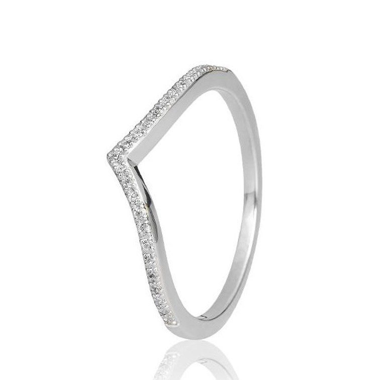 Elegante witgouden ring (maat 55) met in totaal 0,125 ct diamanten – een verfijnd sieraad dat iedere look subtiel verrijkt. De fijngeslepen briljant steentjes schitteren zacht in de koele glans van 585-witgoud. Het minimalistische ontwerp laat de diamant perfect uitkomen, met behoud van tijdloze klasse en pure eenvoud.