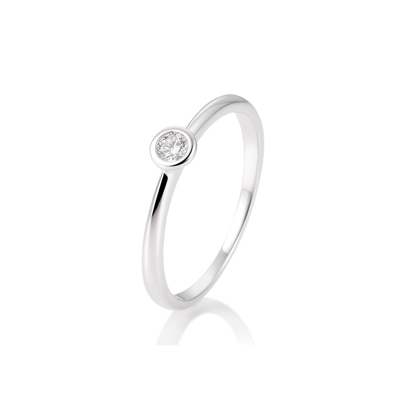 Witgouden ring (maat 55) met diamant van 0,10 ct. De zargenzetting houdt de steen stevig vast en laat hem toch mooi opvallen. Tijdloos ontwerp, gemaakt om elke dag te dragen.