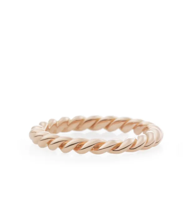Deze Stax ring van Bron is vervaardigd uit achttien karaats roségoud en heeft een gedraaide, spiraalvormige structuur die elegant om de vinger slingert. Het ontwerp is verfijnd en modern, waardoor de ring zowel solo als in combinatie met andere ringen gedragen kan worden. Het referentienummer van dit sieraad is 8RR4731.