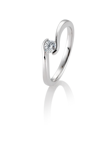 Witgouden ring in maat 55 met een diamant van 0,05 ct (Wesselton-SI), gezet als een solitaire in witgoud 585. Subtiel, verfijnd en puur – eenvoudig in design, maar met een sprankeling die het geheel bijzonder maakt.